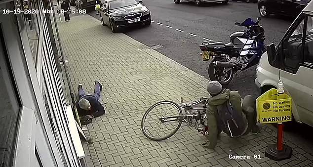英国一名警察骑车撞伤73岁老人被罚款30英镑