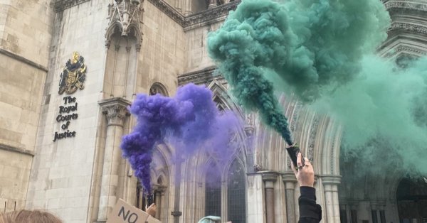 英国示威者冲进皇家司法院抗议警察暴力：齐声大喊 放烟雾弹