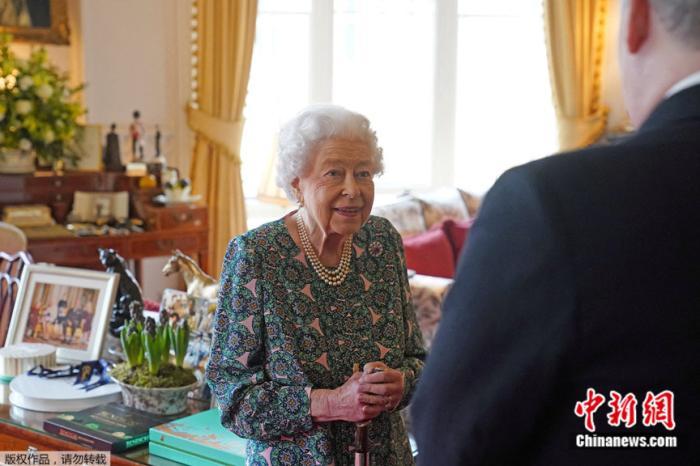 英国白金汉宫发言人：女王与首相举行例行电话会谈