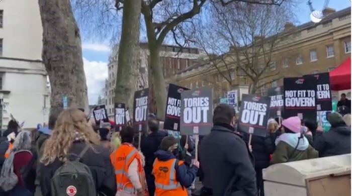 英国伦敦市中心爆发反政府抗议活动