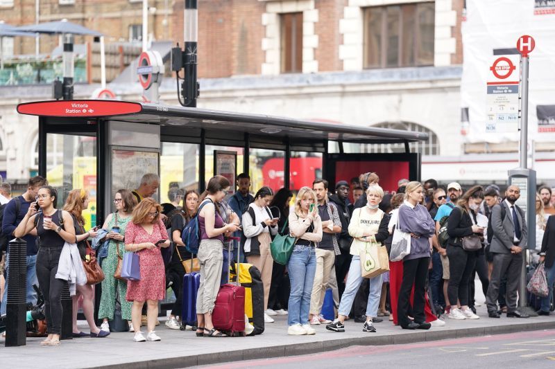 英国铁路罢工持续 民众挤公交赶通勤