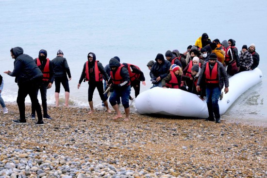 坐小船偷渡至英国的非法移民人数创单日新高