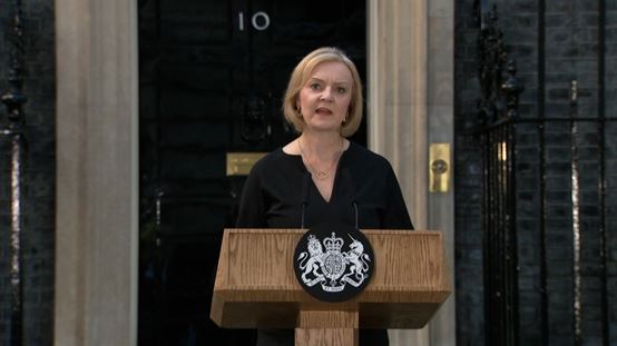 快讯！英女王伊丽莎白二世去世，英国新首相特拉斯在唐宁街外发表讲话