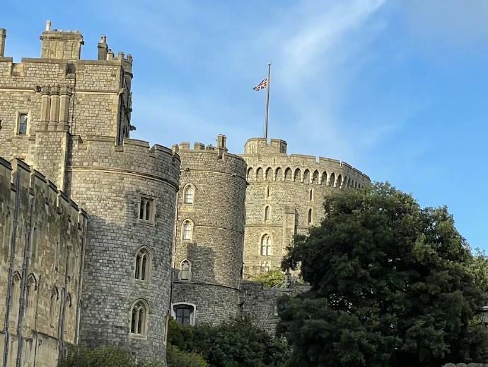 英国女王去世，温莎城堡降半旗