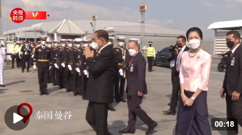 独家视频丨巴育总理前往机场迎接习近平主席到访