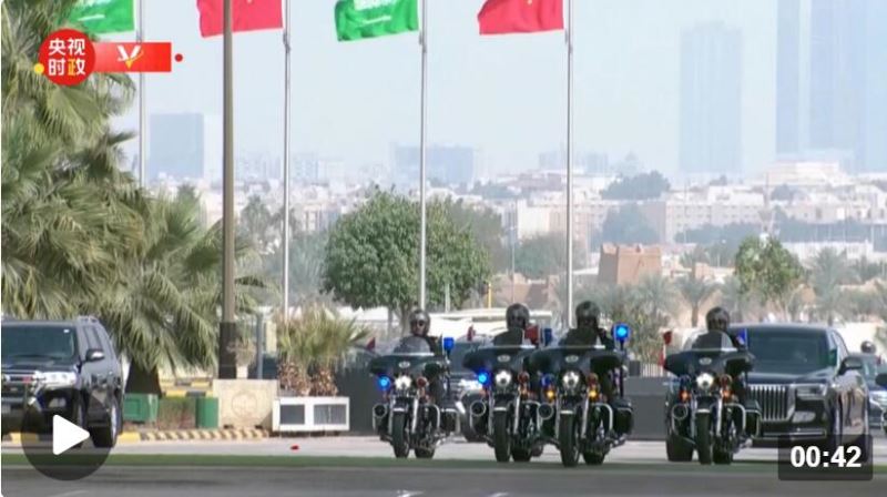 独家视频丨摩托车队和马队护卫 习近平乘车抵达利雅得王宫