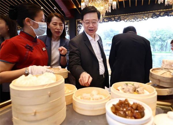 李家超與廣州市長飲早茶　食番禺傳統點心大讚親切