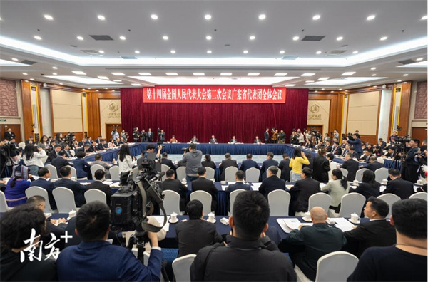 广东代表团开放团组，102家媒体225名中外记者到场报道
