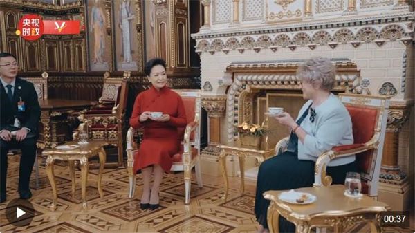 独家视频丨彭丽媛同匈牙利总统舒尤克夫人纳吉参观布达王宫并茶叙