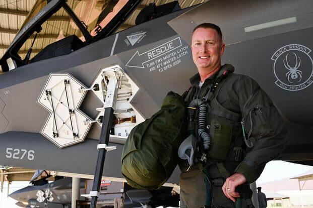 美军飞行员首次在F-35A战机上达成1000小时飞行时数