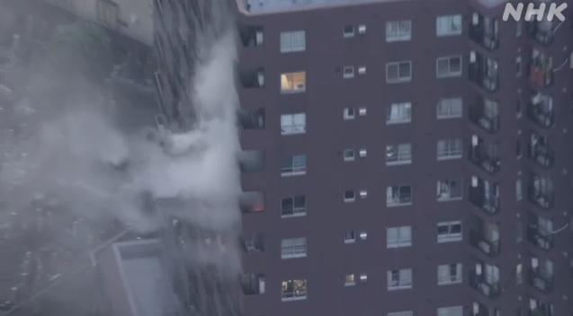 日本东京市区一栋高层公寓发生火灾