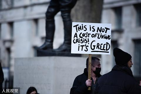 英国民众街头抗议生活成本上升（资料图）
