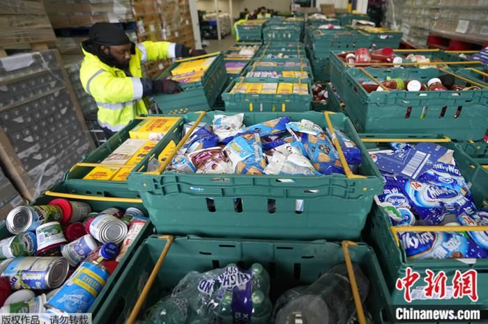 2022年5月4日，英国一慈善项目的志愿者正在仓储中心处理食品。在英国，对食品银行和社区食品中心的需求飙升。