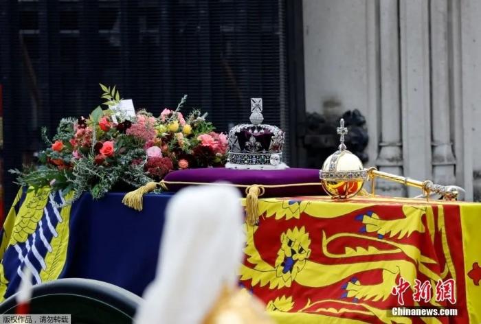 图为英国女王伊丽莎白二世的灵柩。