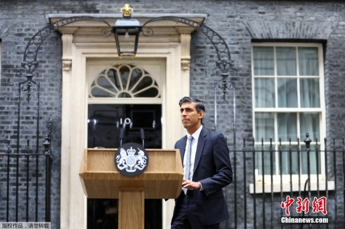 当地时间10月25日，英国新首相里希·苏纳克在英国首相府外发表就职演讲。现年42岁的里希·苏纳克在白金汉宫接受英国国王查尔斯三世的正式任命，成为英国第57任首相。苏纳克父母均是印度裔移民。他是英国历史上第一位印度裔首相，以及英国200多年来最年轻的首相。