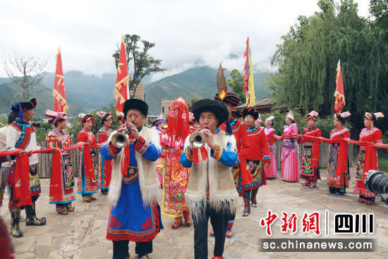  原汁原味的传统羌族婚礼。(茂县县委宣传部供图)