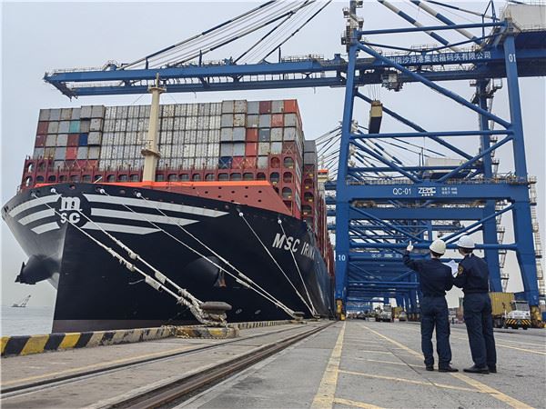 中國造全球最大貨船停靠南沙港　最大載重可達23萬噸
